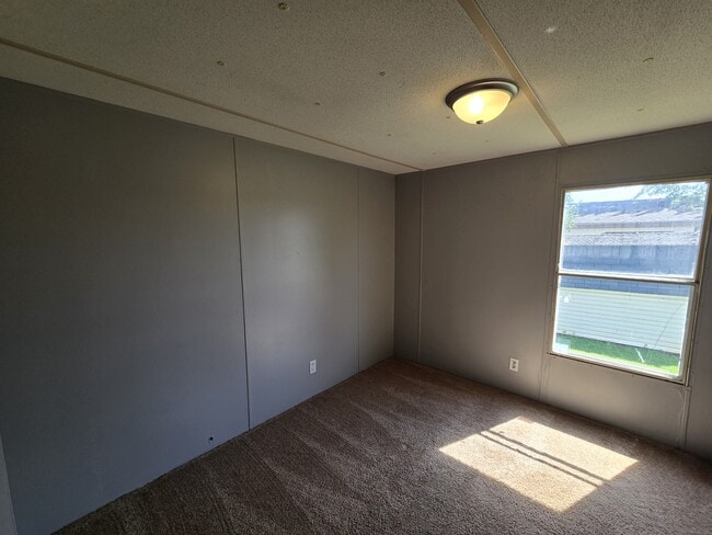 Building Photo - 700 W Ridgeway Ave