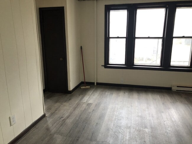 Building Photo - 150 Forest St