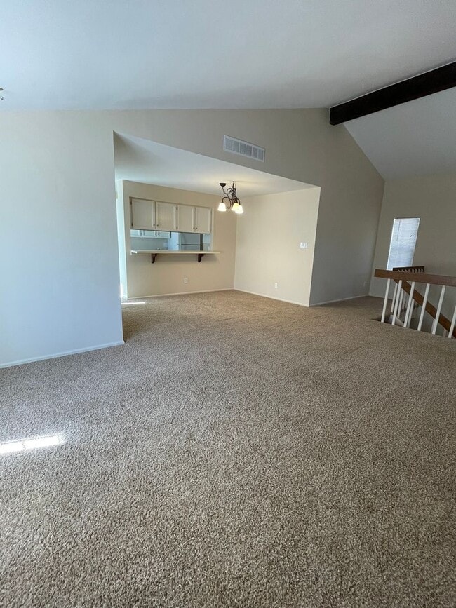 Building Photo - 2 Bedroom 1 Bath Condo Available April