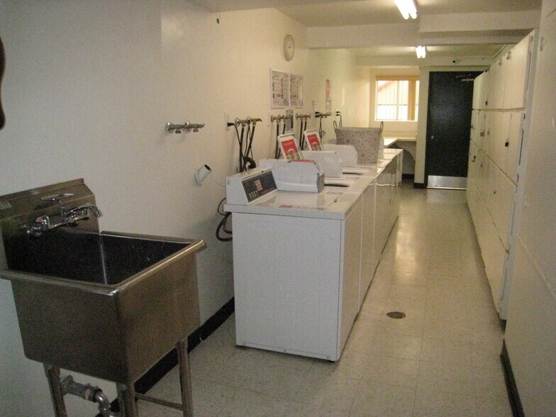 Building Photo - 5328 Newcastle Ave