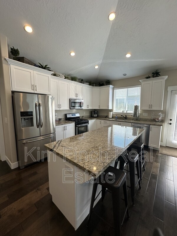Building Photo - 201 Red Pine Dr