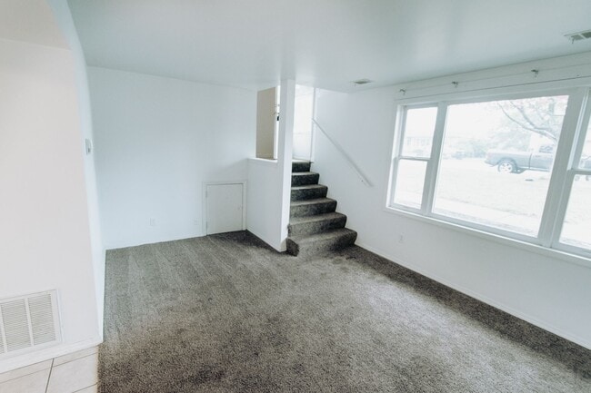 Building Photo - 2 Bedroom / 1 Bathroom Duplex for Rent in ...