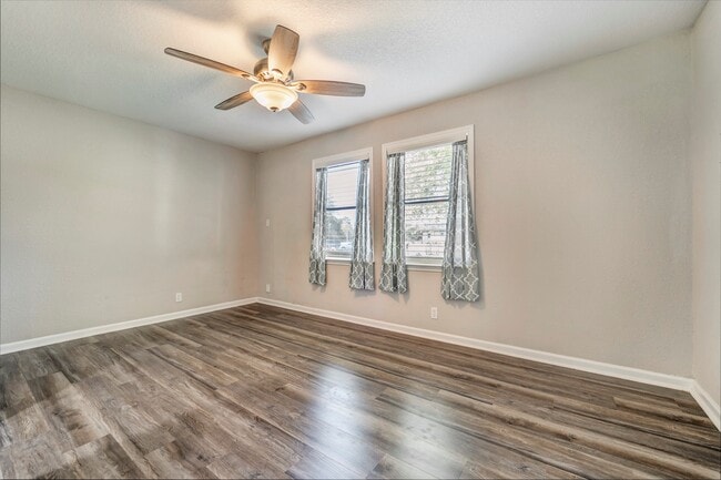 Building Photo - 7506 Bluebonnet St