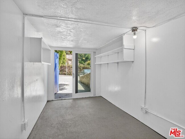 Building Photo - 2565 Glen Green St