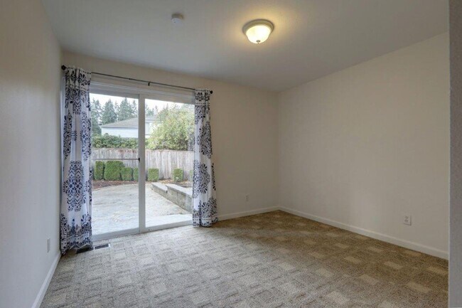 Building Photo - Spacious 4 Bedroom/3ba Bath Bellevue Home Available Now!