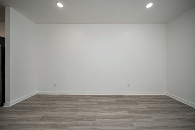 Building Photo - 1606 W 5th St