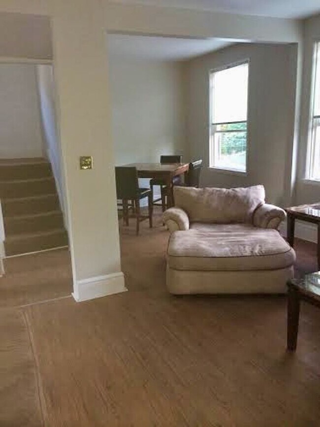 Building Photo - *** Amazing Shadyside Apartment * Walk to everything * Pet Friendly * Duplex Style Apartment * Lu...