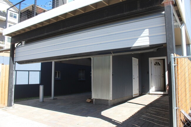 Building Photo - 442 E 7th St