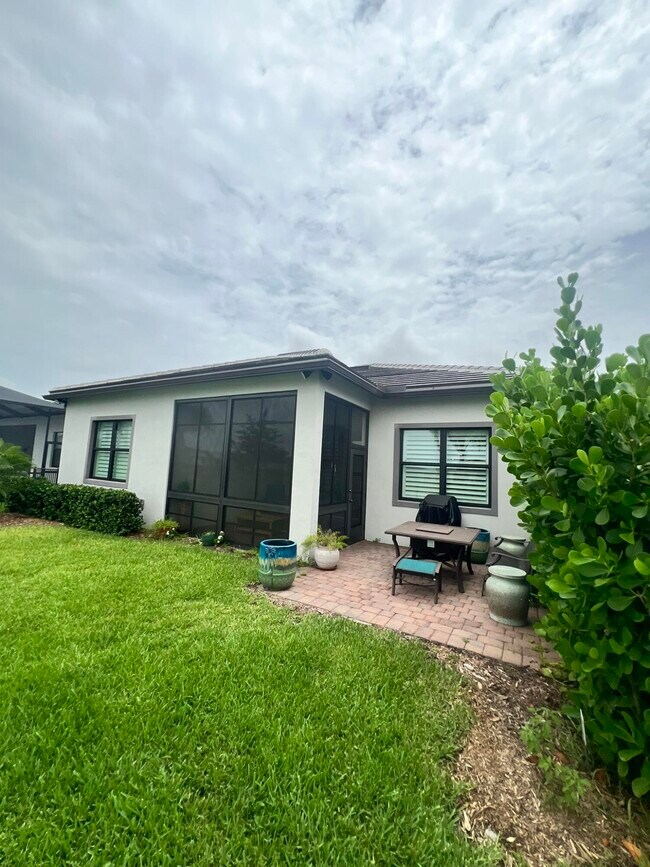 Building Photo - 655 S E Boboli Way