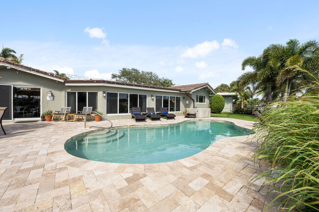 Waterfront Pool and Jacuzzi - 1220 SE 7th Ave