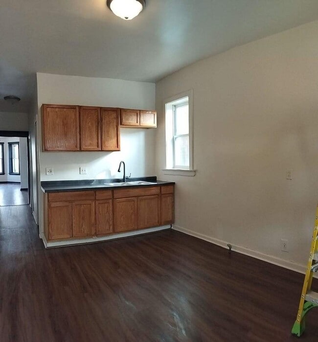Building Photo - 1420 S Millard Ave