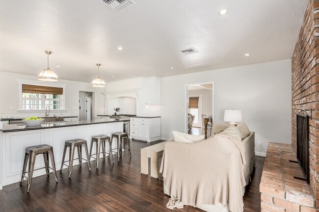 Building Photo - 5214 N 43RD PL