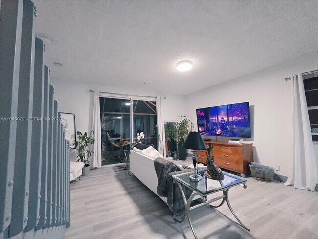 Building Photo - 1303 Presidio Dr