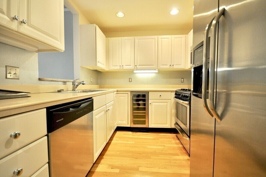 Building Photo - 340 Bunker Hill St