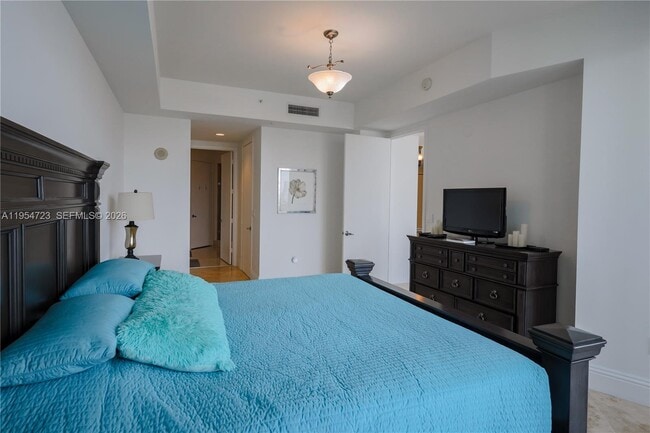 Building Photo - 18101 Collins Ave