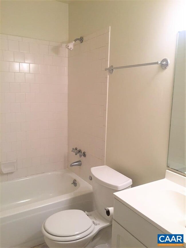 Building Photo - 2527 HYDRAULIC Rd