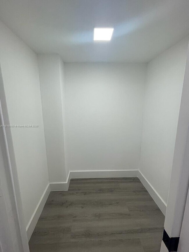 Building Photo - 3151 S Palm Aire Dr