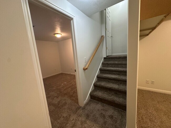 Building Photo - Freshly Painted, New Carpet Throughout - Home For Rent In Springville!!!