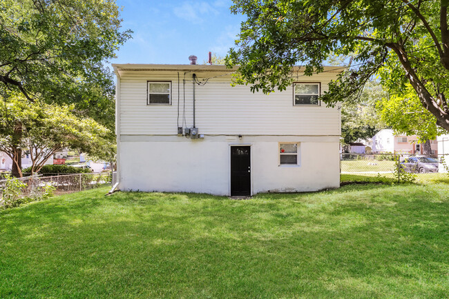 Building Photo - Adorable 3 Bedroom Home