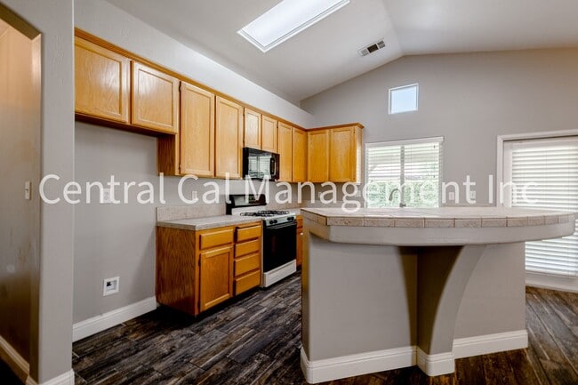 Building Photo - 4 Bedroom/2 Bath Home in the Southwest - $2495 per month!