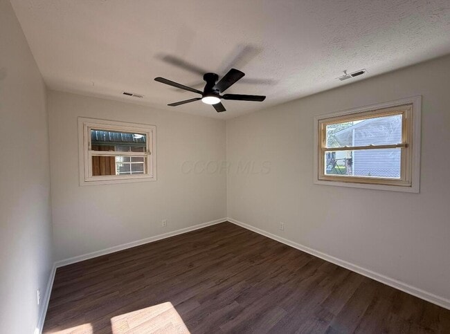 Building Photo - 100 Valley View Dr