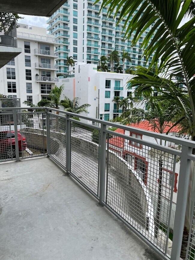 Building Photo - 455 NE 25th St