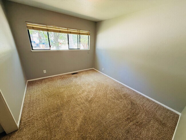 Building Photo - Pet Friendly 4 bed 2 bath house for rent at 1222. Jobs Peak