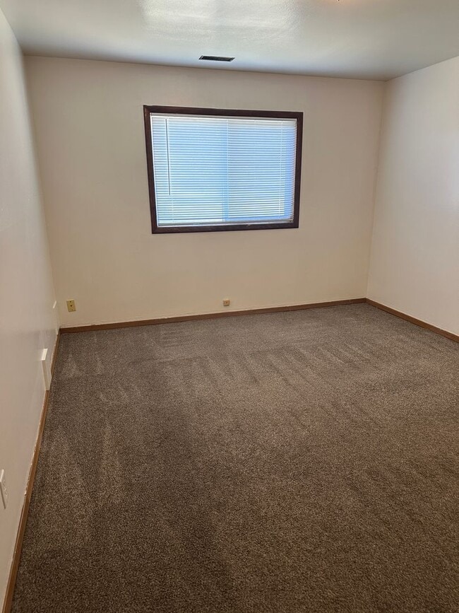 Building Photo - 3 Bedroom Home For Rent