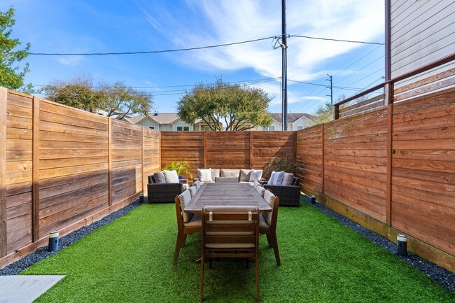 Building Photo - 807 Nicholson St