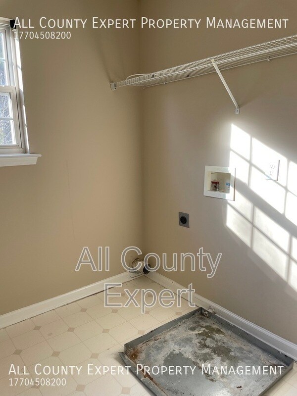 Building Photo - 520 Lazy River Ln