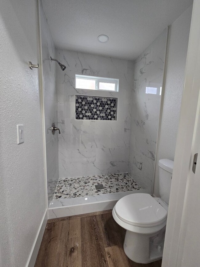 Building Photo - 3 Br 2 BA with extra room in back available now