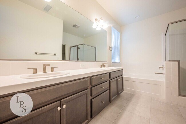 Building Photo - Newer East Clovis Home, 4BR/2BA, with Sola...