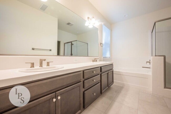 Building Photo - Newer East Clovis Home, 4BR/2BA, with Solar - built in 2023, Lots of Amenities!