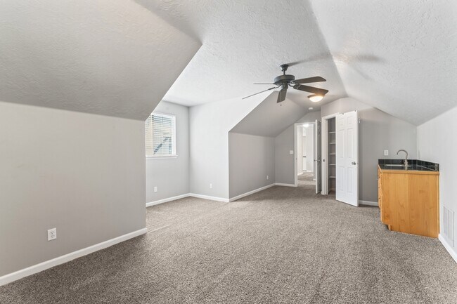 Building Photo - 552 E Whitney Ct