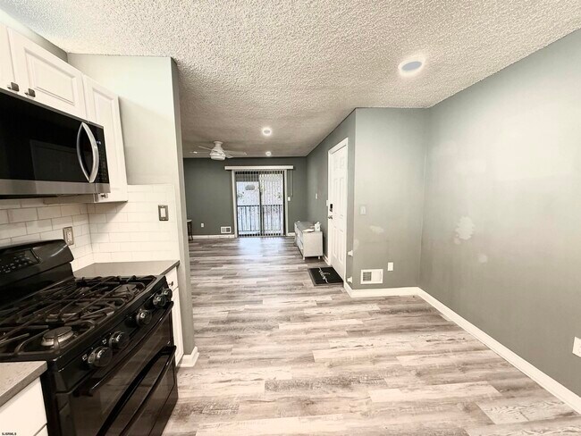 Building Photo - 12 Colonial Ct