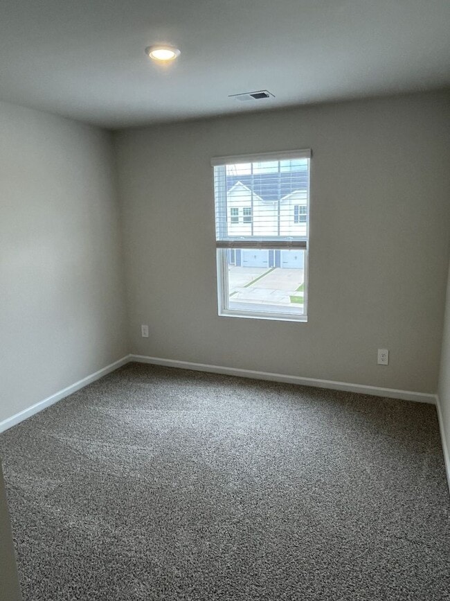 Building Photo - Newer3 Bed townhome in Concord