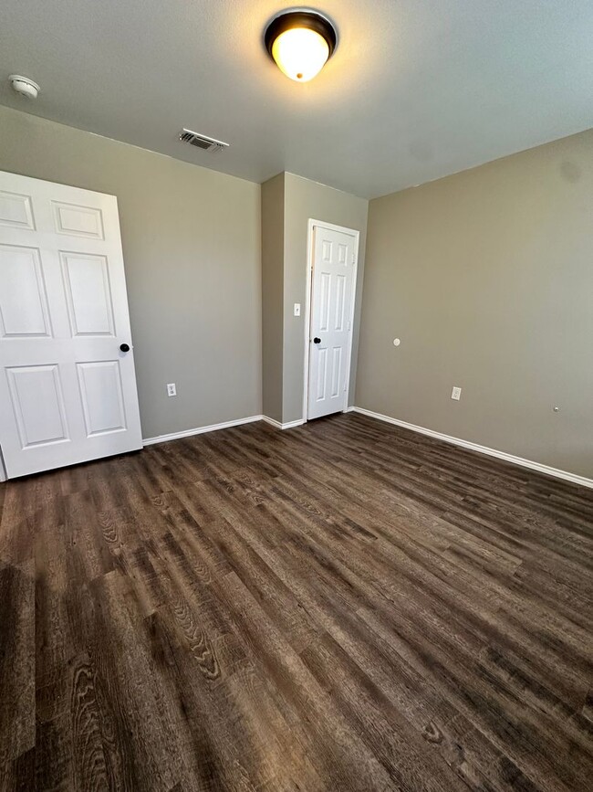 Building Photo - Cute 3 Bedroom Home Located In Chatman Hil...