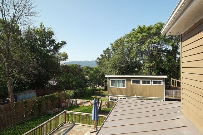 Building Photo - Charming Pet-Friendly Belmont Home With Fenced Yard