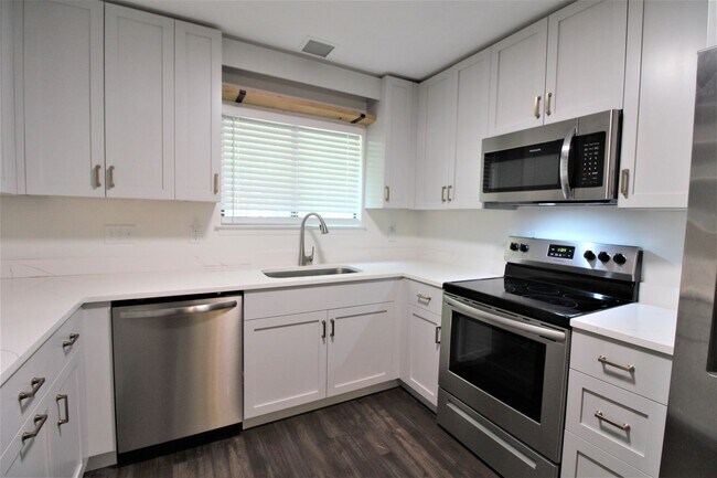 Building Photo - (Coming Soon) 2 Bedroom Condo In South Park!