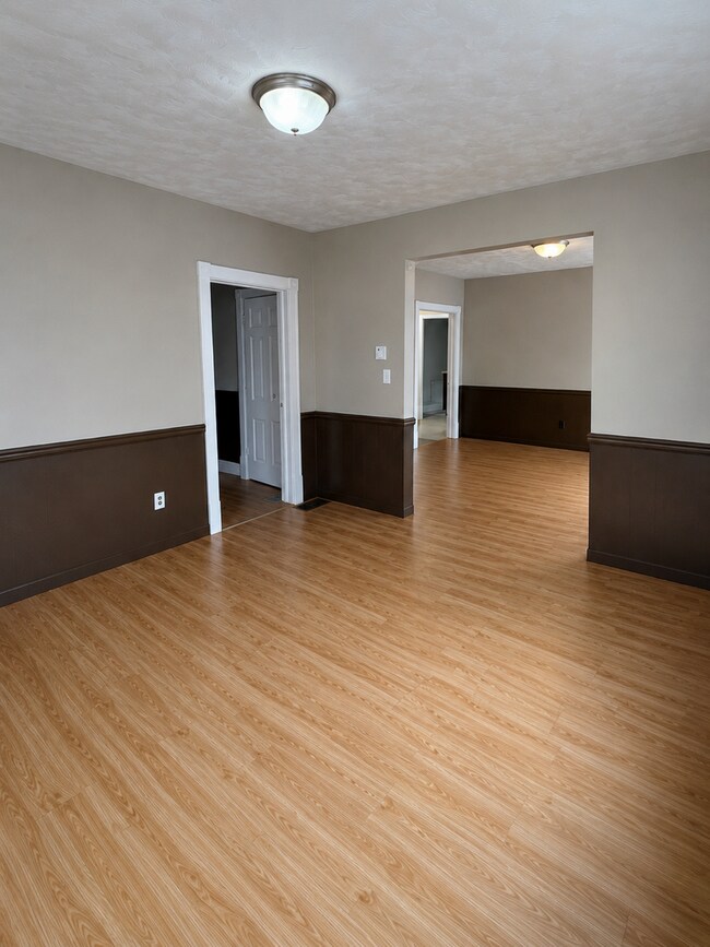 Building Photo - Town House: 2 bedroom & 1 bathroom