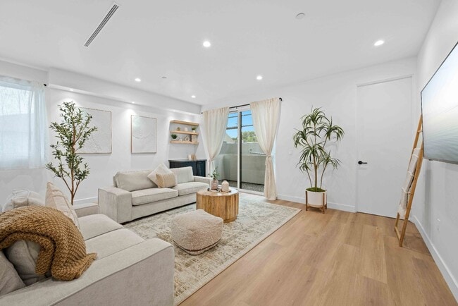 Building Photo - RECENTLY BUILT TOWNHOME | 4 BED 5 BATH | GARAGE