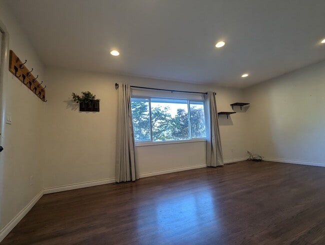 Building Photo - Fabulous 4 Bedroom 2 Bath House with Big F...