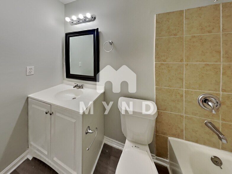 Building Photo - 4828 Royal Run Dr
