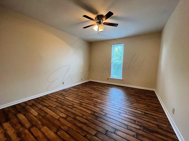 Building Photo - Two Bedroom Spacious Second-Floor Apartmen...