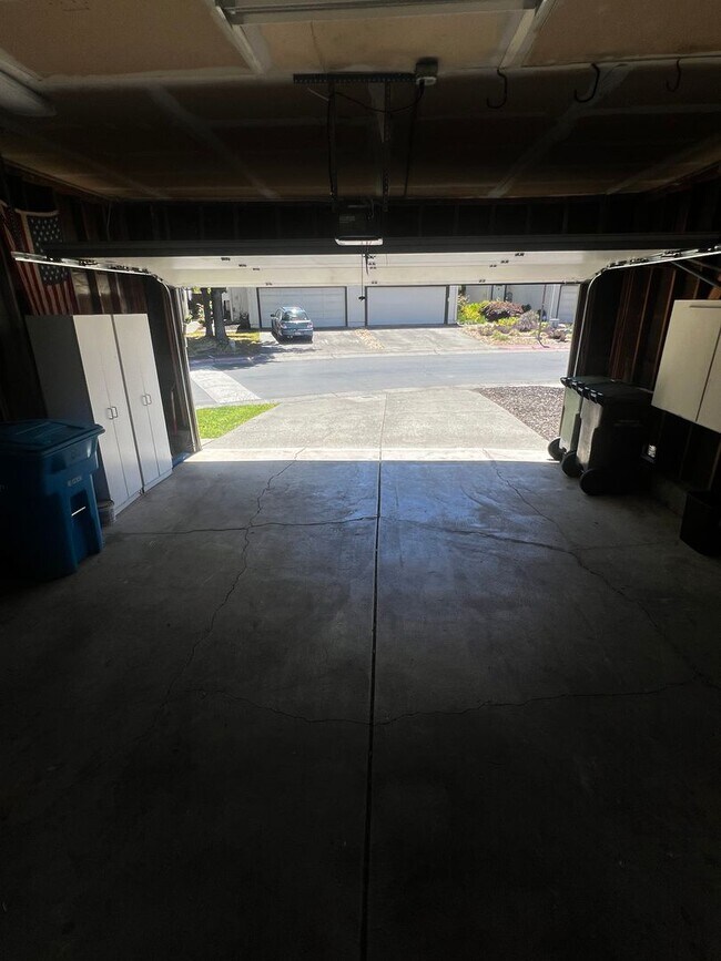 Building Photo - Modern 3 Bed / 2 Bath End Unit Home for Re...