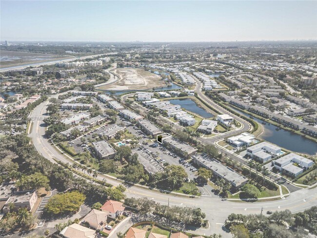 Building Photo - 370 Racquet Club Rd