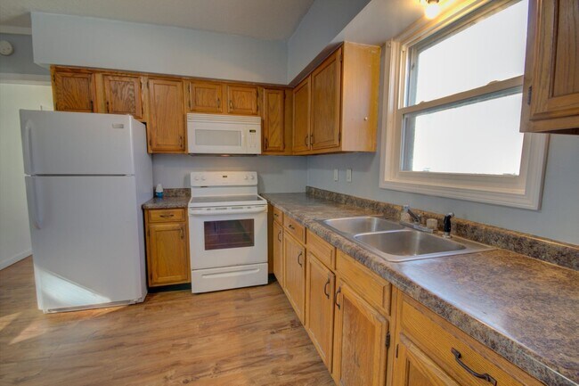 Building Photo - 123 3rd St