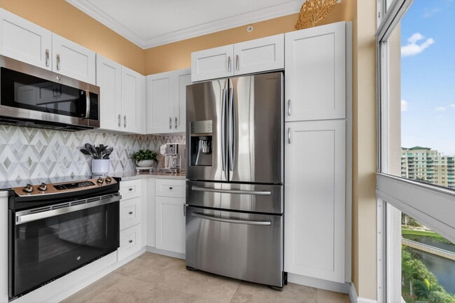 Building Photo - 700 E Boynton Beach Blvd