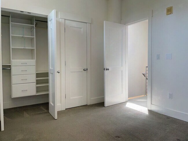 Building Photo - Modern 2 Bed, 1.5 Bath + Parking - Alamo S...