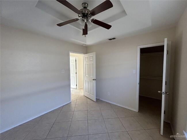 Building Photo - 206 W Albatross Ave